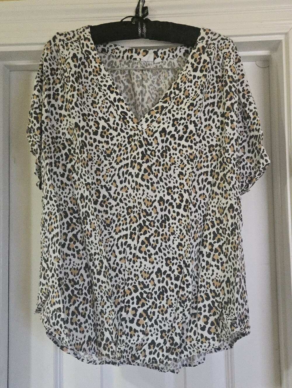 GAP Women's Leopard Print V-Neck Blouse in White, Tan & Black Flowy Short Sleeve